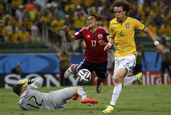 PENALTA! Brazilský branká Júlio César fauluje v pokutovém území Carlose Baccu...