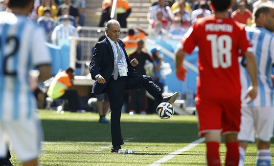 Argentinský trenér Alejandro Sabella zpracovává mí, který k nmu piletl z...