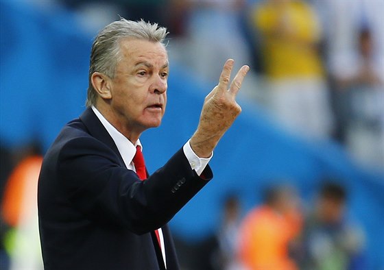 Trenér výcarské reprezentace Ottmar Hitzfeld diriguje své svence bhem...