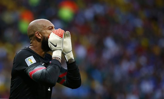 Americký branká Tim Howard diriguje své spoluhráe.