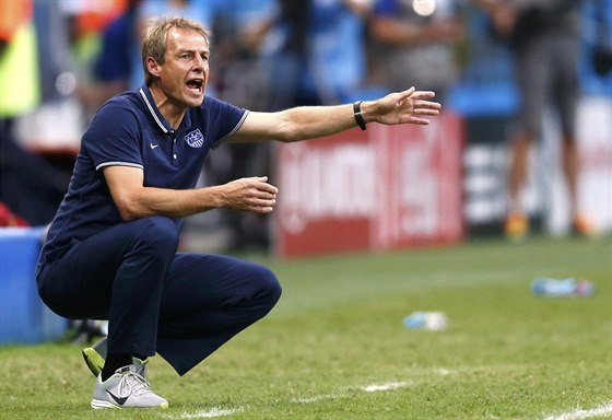 Trenér americké reprezentace Jürgen Klinsmann diriguje své svence.