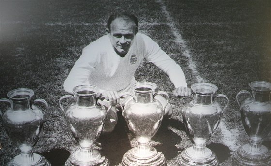 Fotbalista Alfredo di Stéfano v dresu Realu Madrid a s pti poháry za vítzství...