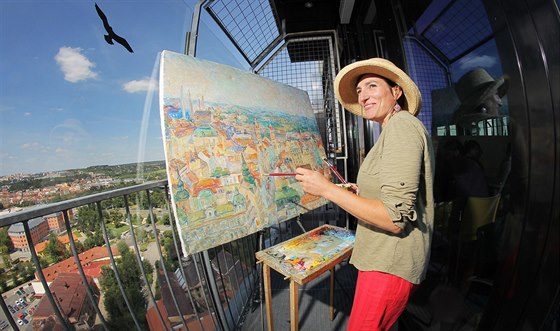 Malířka Doris Windlin na terase kavárny v nejvyšším patře Business Centra...