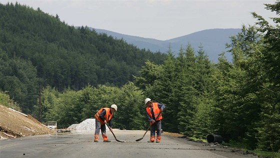 Místo aut se nyní mají na jiní ásti silnice pes ervenohorské sedlo pohybovat jen dlníci. Nkteí idii ale hazardují a na uzavenou cestu vjídí, pestoe se zde nyní mimo jiné kácí stromy. Ilustraní snímek