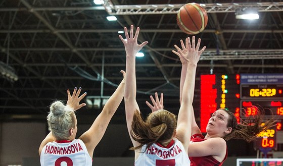 eské mládenické reprezentantky Karolína Fadrhonsová a Magda Heroschová brání...