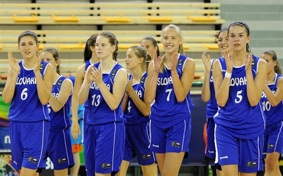 Slovenské basketbalistky do 17 let slaví výhru nad Mexikem.