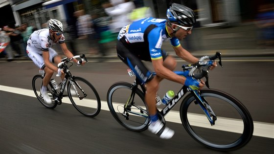 eský cyklista Jan Bárta (v modrém) uniká spolu francouzským kolegou...
