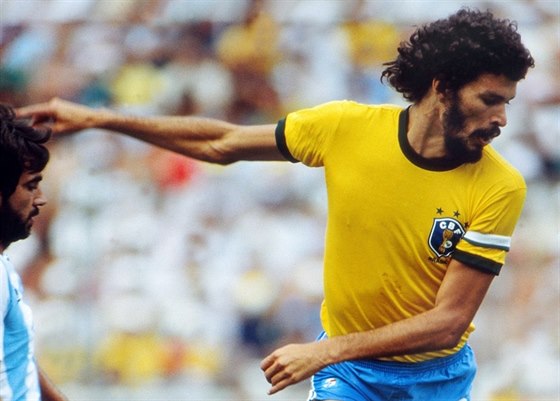 Brazilský fotbalista Socrates na mistrovství svta 1982.