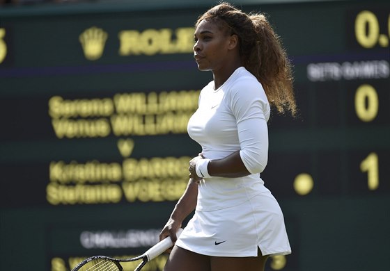 BOLÍ M BICHO. Serena Williamsová se drí za bicho, zejm ji trápí nevolnost.