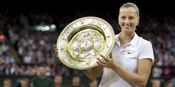 WIMBLEDONSKÁ AMPIONKA. Petra Kvitová hrd pózuje s trofejí pro vítzku wimbledonské dvouhry.