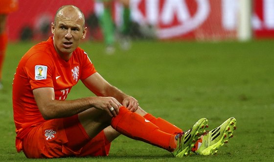 FAULOVANÝ. Nizozemský útoník Arjen Robben bhem zápasu s Kostarikou.
