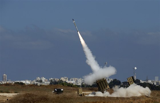 Některé střely vypálené hnutím Hamás na izraelské území zachytil protiraketový...