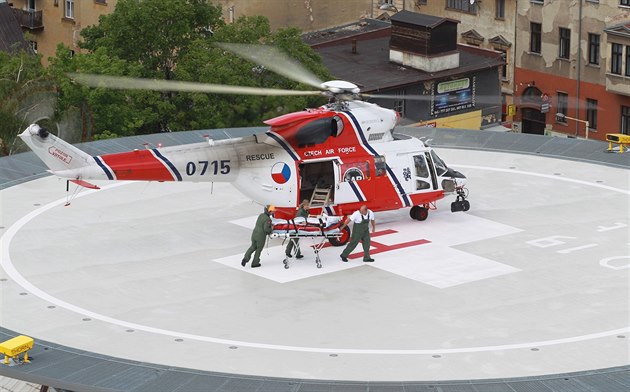Vojenský záchranáský vrtulník Sokol otestoval nový heliport v areálu liberecké...