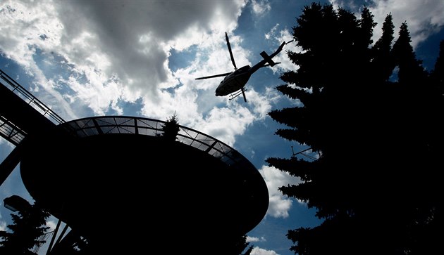 Heliport za 41 milion korun si vyzkouel i vrtulník policie. Záchranná sluba...
