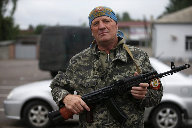 Proruský separatista z jednotky Batalion Vostok st�e�í kontrolní stanovi�t� v