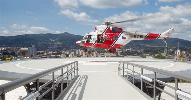 Vojenský záchraná�ský vrtulník Sokol otestoval nový heliport v areálu liberecké...