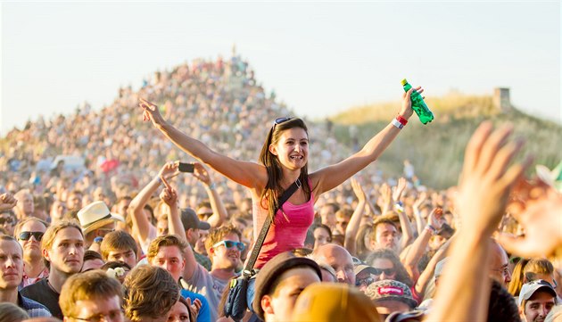 Fanynka v davu i nejv�t�í festivalové stage na Rock for People v �ervenci 2014.