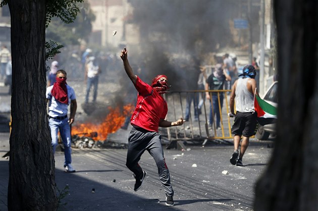 Palestinec hází kámeny na izraelské policisty b�hem poh�bu chlapce uneseného z...