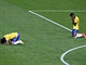 David Luiz (vlevo) a Luiz Gustavo krtce po zvrenm hvizdu semifinlovho...