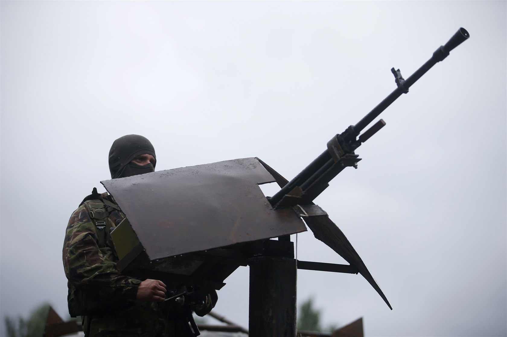 Proruský separatista st�e�í kontrolní stanovi�t� v Don�cku (9. 7. 2014),