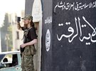Bojovník Islámského státu sleduje pehlídku dihádist v syrském mst Rakká...
