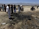 Afghánci z provincie Parván si prohlíí místo sebevraedného útoku, kde...