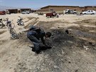Afghánský policista prohlíí místo sebevraedného útoku, kde zahynuli tyi...