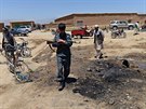 Afghánci si prohlíejí místo atentátu v provincii Parván, pi kterém zahynuli...