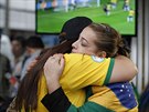 Brazilské fanynky se utují pi sledování semifinále v peruánské Lim (8....
