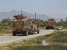 Obrnná vozidla eských voják na cest z místa atentátu v afghánské provincii...