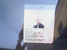 Parkovací karta asistenta senátu s fotkou Lukáe Kohouta za sklem jeho auta.