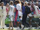 ODCHOD. Americká tenistka Serena Williamsová odchází z kurtu ve Wimbledonu v...