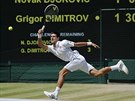 Srbský tenista Novak Djokovi zahrává mí pi semifinále Wimbledonu v tké...