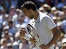 Bulharský tenista Grigor Dimitrov se raduje z vyrovnání semifinále Wimbledonu...