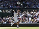 Srbský tenista Novak Djokovi chytá raketu v semifinále Wimbledonu.