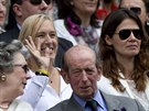 LEGENDA. Martina Navrátilová se raduje z triumfu eské tenistky ve Wimbledonu.