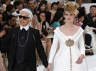 Návrhář Karl Lagerfeld a modelka Ashleigh Goodová na přehlídce Chanel Haute...