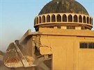 Buldozer nií sunnitskou svatyni Ahmada Rifaiho a hrobku v oblasti Mahlabija...