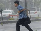 Mu pechází silnici v jihovýchodním Japonsku, kdy se blíí tajfun Neoguri (8....