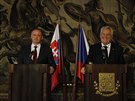 Prezidenti Andrej Kiska a Milo Zeman pi tiskové konferenci na Praském hrad.