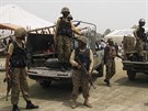 Pákistántí vojáci dohlíejí na výdej potravinové pomoci pro uprchlíky z...