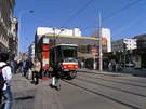 Zastávka tramvaje Národní tída u stejnojmenné stanice metra. V pozadí je vidt...