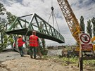 Usazování mostu pro novou cyklostezku v Plzni Doubravce.
