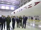 Ruský premiér Dmitrij Medvedv obhlíí raketu Angara.