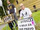 Dva cizinci tie protestují ped Okresním soudem v Hradci Králové. Stídavou...