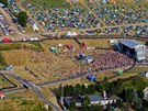 Festivalpark na hradeckém letiti z ptaí perspektivy. (Rock for People 2014)