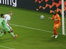 Nmecký záloník Andre Schürrle (druhý zleva) stílí  gól v osmifinále...