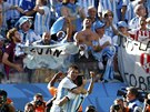 Lionel Messi (vlevo) a Angel di María oslavují ped argentinskými fanouky gól,...