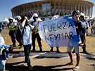 Argentintí fanouci ped stadionem v Brasílii tsn ped výkopem tvrtfinále...