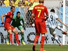 Argentinský útoník Gonzalo Higuaín (vpravo) stílí gól Belgii ve tvrtfinále...